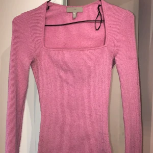 Rosa tajt tröja - Köpte på hm för ungefär ett år sedan och är helt okej skick❤️