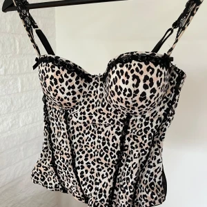 Leopard korsett - Måste tyvärr sälja denna då den är för liten för mig i kupan 🥺 super stretchig i materialet o passar mellan xs-m och a/b75 kupa 🐆