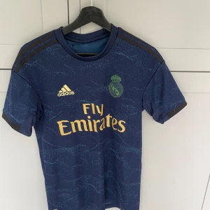 Real Madrid T-Shirt - Hejsan! Säljer nu min Real Madrid tröja som är använd cirka 2 månader. Köpt från adidas hemsida utan någon spelare eller tröj nummer. Hör av dig vid funderingar😉