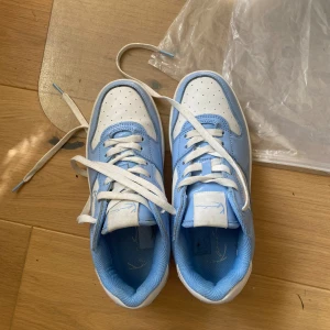 Karl kani skor - Säljer de pga att jag inte har någon användning av de längre. Använda i tre veckor och i väldigt bra skick ingår ett par creaseskydd som ligger i skorna