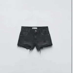 Lågmidjade zara shorts  - Säljer dessa super snygga Lågmidjade Zara shortsen❤️