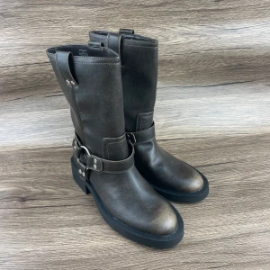 Stövlar Zara - Bruna biker-stövlar från Zara i storlek 39. Originalpris 650kr. Aldrig använda, prislapp finns kvar. 