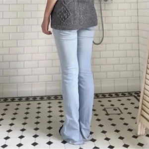Lågmidjade jeans - Säljer dehär jätte snygga lågmidjade ljusblåa jeansen då de är lite för små för mig, 