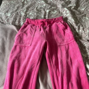 Juciy byxor ❣️ -  ❣️begagnade och använda ❣️de är superfina har inte riktigt handduks material ännu ❣️har en liten defekt som jag tror man kan laga då jag har båda delarna (se sissta biden)  Säljs då de bara ligger i garderoben och ingen användning ❣️ pris kan diskutera