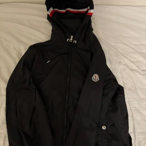 Moncler windbreaker - Säljer nu min feta windbreaker då den inte kommer till användning, äkta och köpt från moncler. Storlek 2-M! Hör av dig om du har frågor eller funderingar 