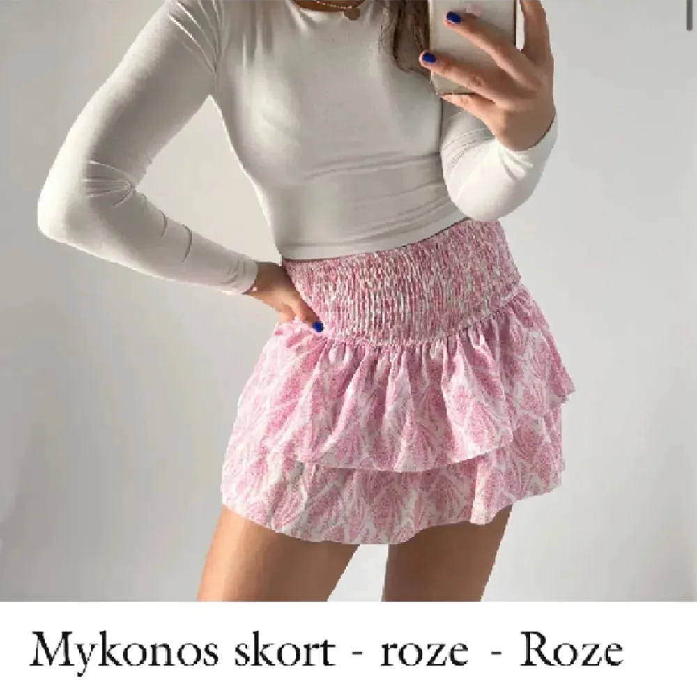 Säljer min fina meet me there kjol då den inte används, den har inbyggda ”shorts” i, och är i nyskick💞passar allt mellan xxs-s skulle jag säga då den är my ket stretchig. Kjolar.