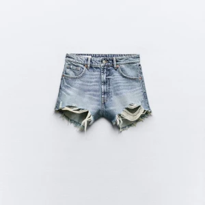 jeans shorts - trendiga jeans shorts perfekt till sommaren, använda endast 2 gånger då jag köpte fel storlek så dem är i nyskick. dem har medelhögmidja, är sanna till storlek och är väldigt sköna.💗