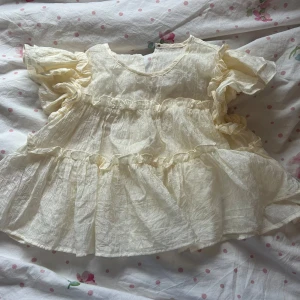 Blus  - En gullig blus köpt från SHEIN som aldrig gått till användning. Aldrig använt. Bra skick🫶🏻