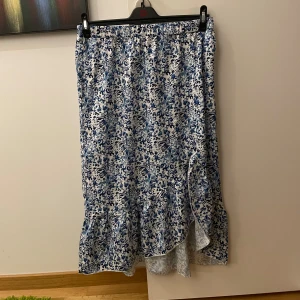Midi kjol blå/vit - Denna kjol är aldrig använd och är i mycket bra skick. Den har ett fint mönster, 