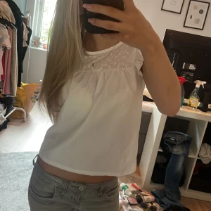 Vit blus - Säljer denna jätte gulliga vita blusen med små gulliga detaljer och volanger💖 Aldrig använd inga defekter