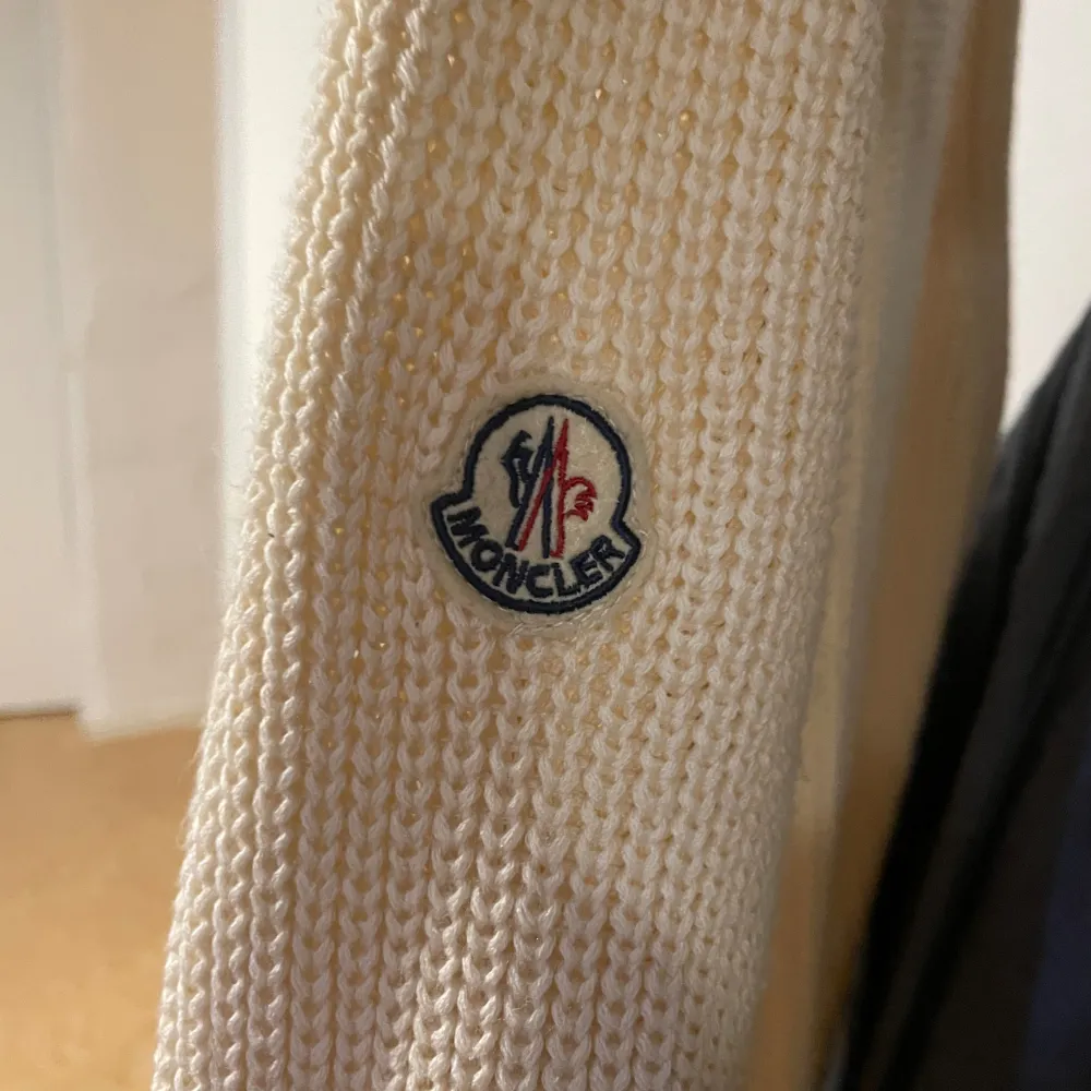 Sommarens fräschaste Moncler half zip sweater är nu till salu!!!! Inköpspris 3799 kronor i Barkarby outlet Nypris 6999 kronor Mitt pris 999 kronor . Tröjor & Koftor.