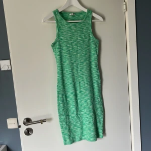 Tajt klänning  - Söt kort klänning dom tyvärr är för liten