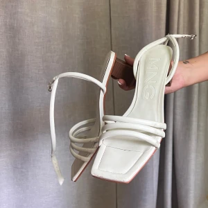 Bekväma klackar - Jättesköna klackar från mango. Aldrig fått ont i fötterna av dessa. Använt men bra skick. 