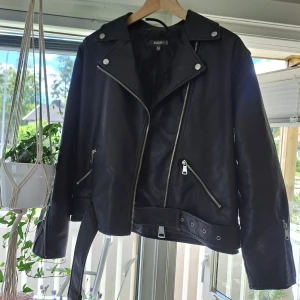 Oversized bikerjacka i storlek M - Från Missguided