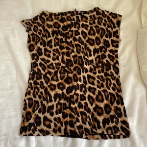 Leopard tröja - Jag säljer då min jättefina leopard print tröja ifrån lager 157❤️ den är i storlek xs och är jättefin. Aldrig använd och lappen är kvar💗säljer den jag inte använder den💞