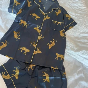 Pyjamasset - Marinblått pyjamasset med leopardtryck 🐆💙🦋 som nyskick då det enbart använts 1-2 gånger. Både över- och underdel ingår i priset! 