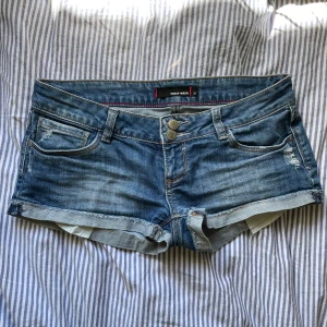 Jeansshorts - Lågmidjade vintage shorts med dubbla knappar, ganska bra skick men fickorna är lite slitna (se sista bilden) skriv vid frågor!🌸🌸