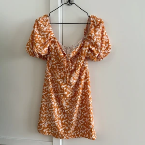 Orange somrig klänning  - Säljer en otrolig fin sommrig klänning från Nelly. Använd endast en gång så den är som ny! Säljer den för 100kr exklusiv frakt. För mer bilder pm!   Kan hämtas i Göteborg eller i Mölndal. 