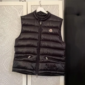 Moncler Gui väst - Helt okej skick, använd i ca 1 år men inga skavanker utöver att dreagkedjan kan vara lite svår ibland. 