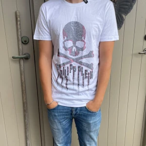 Philipp Plein t-shirt  - Säljer nu denna riktigt feta Philipp Plein t-shirten som är helt perfekt till sommaren🤩☀️🌊 använd 1 gång.  Storlek S  Hör av dig vid funderingar! 