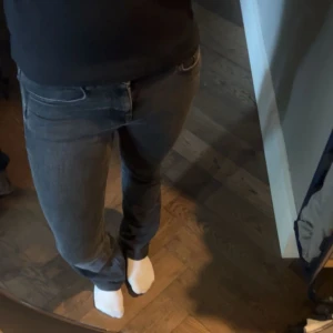 Jeans  - Säljer dessa svarta jeans ifårn zara, dem är uppsydda men inget man tänker på❤️