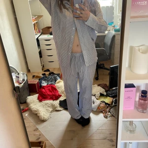 Blå randig pyjamas set - Säljer denna jätte fina pyjamas settet. Den är köpt på lager 157 för 400, säljer pågrund av de inte används. Skriv för fler bilder och eventuella imperfektioner. Går att pruta, använd köp nu, köpare står för frakt. Går att köpa var för sig för 150 kr