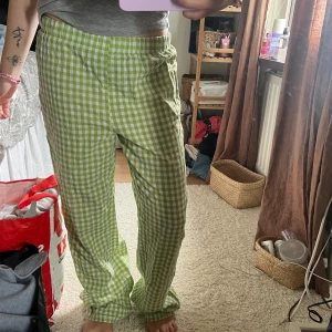 Rutiga linnebyxor - Sitter rätt thight i passformen, 