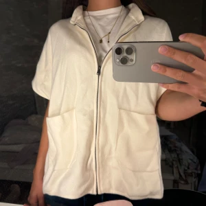 Kortärmad stickad ziptröja  - Jätte fin stickad zip tröja som är kortärmad. Går inte att få tag på längre. Bra skick! Storleken är XS-M skulle jag säga! De beror på hur man vill att den ska sitta.