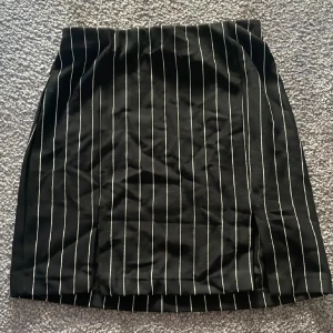 Randig kjol - Kort randig kjol med två slits