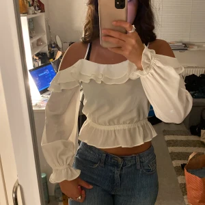 Vit blus  - Vit blus från H&M. Fin till sommaren och skön att ha på sig 