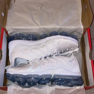 Nike vapormax plus  - Säljer dessa tvär feta Nike vapormax plus helt nyskick köpta på Zalando för någon vecka sen säljer de pga att jag ångrar mitt köp å dom ej gick å lämna tillbaka tveka inte på att höra av er vid frågor 