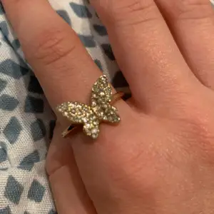 Nu säljer jag denna guldiga ringen med en fjäril på och små diamanter. Storlek XS och jag säljer endast denna för att den är lite för stor. Den är oanvänd så därför i väldigt bra skick. 