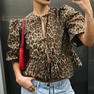 Leopard blus - Leopardmönstrad tröja från asos, superfin! Använd endast en gång så i bra skick. pris kan diskuteras 