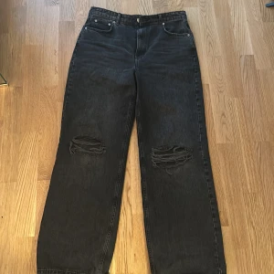Baggy jeans - Säljer mina fina jeans från Gina Tricot som har blivit alldeles för stora. Bra skick