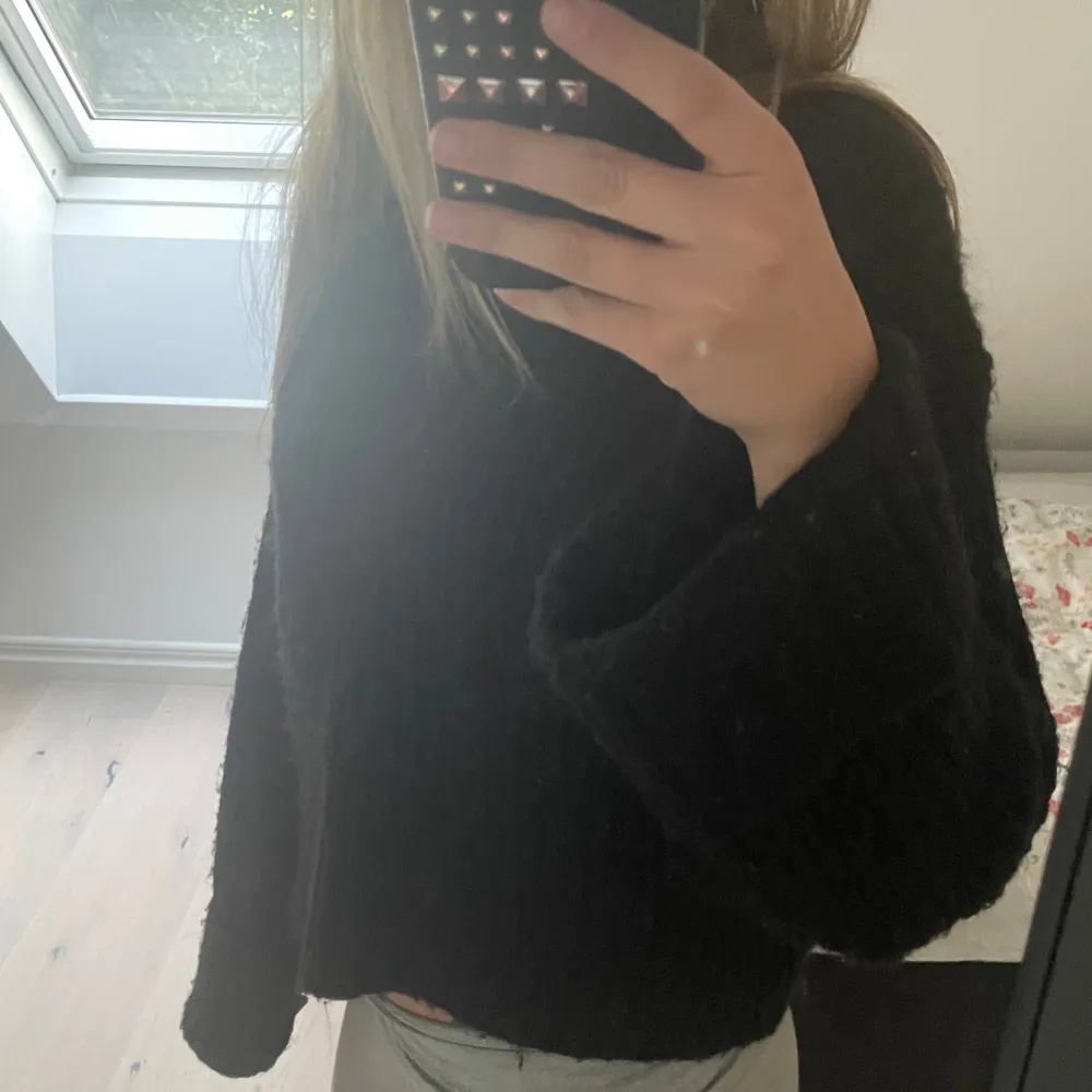 Svart stickad tröja. Perfekt till hösten & vintern men även på kalla sommarkvällar. Storlek M men passar mig som vanligtvis har S. Perfekt skick. Skriv kring frågor!💓. Neuleet.
