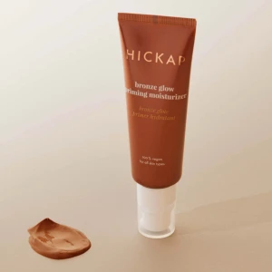 hickap bronze glow priming moisturizer - En glowy primer ifrån Hickap med en fin brun ton och gör huden glowy. Aldrig använd då jag aldrig fått chansen🤎✨ Kostar 300kr men säljer för 180.