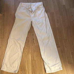 Vit/Beiga jeans - Använda ett fåtal gånger, inte min stil längre. Ena benet är vitt och andra är beige