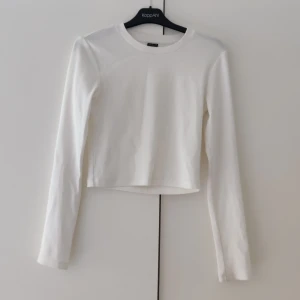 Croppad tröja  - En superfin vit kortare tröja ifrån Gina. Använd fåtal gånger💓