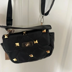 Valentino liknande väska  - Valentino inspirerad väska! Fint skick och aldrig använd! 