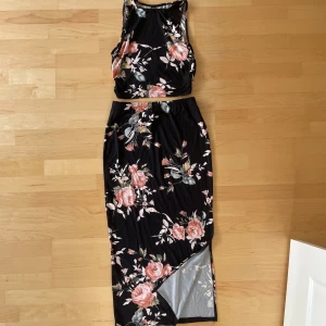 Set kjol + topp  - Storlek M/L oanvänd pris 219kr