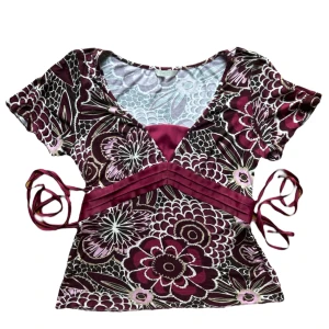 y2k vintage tie back top - snygg topp man knyter i ryggen. Passar därför många. XS-M. Köparen står för frakt. 🩷