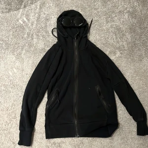 Cp company hoodie - Cp company ziphoodie för bra pris äkta och kvitto finns, köpt på sweet and tender i Helsingborg pris ej hugget i sten. 