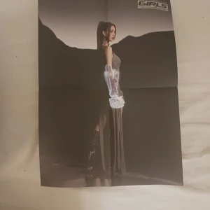 Aespa Karina poster - Fått från Girls "Kwangya ver." Albumet! I perfect skick :) Skriv gärna om ni har någon fråga/vill tradea istället! Tradear bara för Ive saker isf!