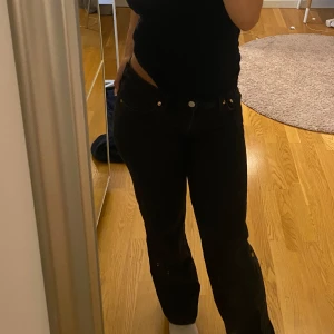 Weekday jeans  - Inte min typ av jeans så de kommer tyvärr inte till användning. Knappt använda💕