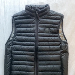 Armani Exchange väst (XS) - Armani Exchange väst i bra skick, Längden är 57,5cm och bysten är 94cm