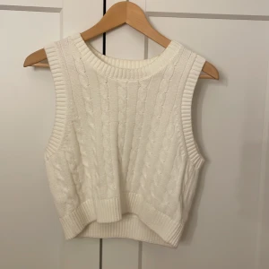 Väst  - Stickad väst i ganska bra skick, använd fåtal gånger! Säg till om fler bilder behövs ❤️