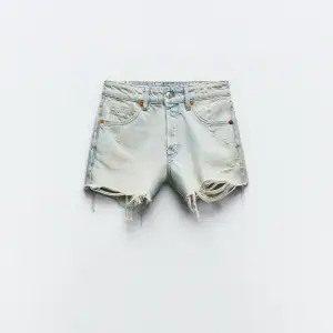 Har någon dessa shorts från Zara som skulle vilja byta från 36 eller 38? Eller bara sälja sina 36:or så är jag intresserad!🙏 Intressekoll på dessa då de inte finns på hemsidan längre (verkar det som) 