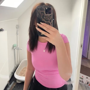 Rosa T-shirt  - Neonrosa snygg T-shirt som känns som träningmaterial så extremt skön att ha på sig och jätte snygg🩷