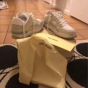 Axel arigato skor - Nu säljer jag mina arigato skor som är knappt använda köptes för 3100kr.