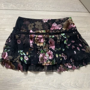 Kjol - Så fin blommig lågmidjad glansig silk kjol. Fina unika mönster och volanger som ger kjolen en fin passform💞💖💓